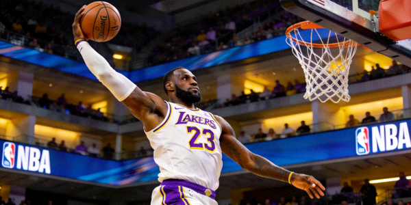 勒布朗·詹姆斯在NBA比赛中投篮的经典瞬间