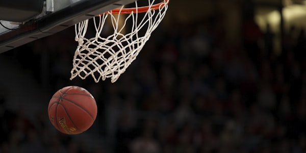 NBA篮球比赛激烈对抗画面 - 球员扣篮瞬间