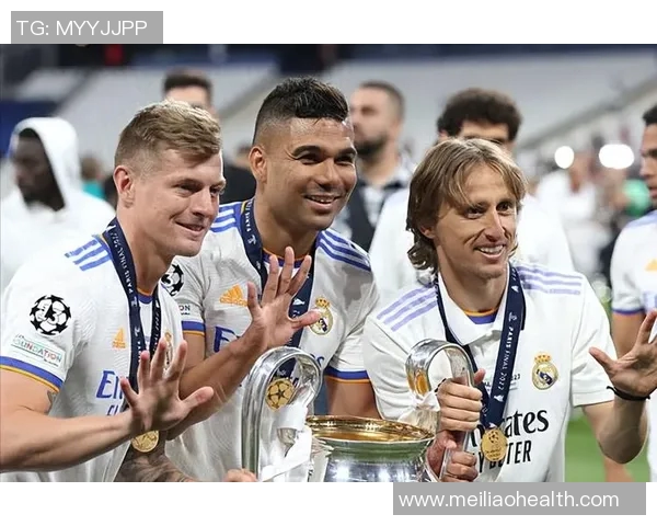 克罗斯：从中场指挥官到足球传奇的辉煌历程与成就解析